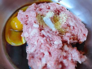 猪肉酸菜馅饼的做法步骤：2
