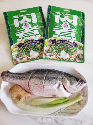 青花椒酱蒸鲈鱼的做法步骤：1