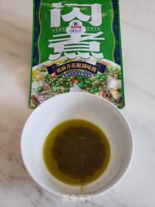 青花椒酱蒸鲈鱼的做法步骤：3