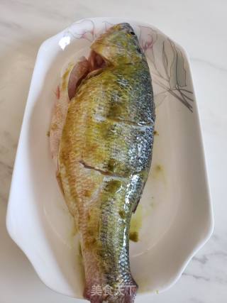 青花椒酱蒸鲈鱼的做法步骤：4