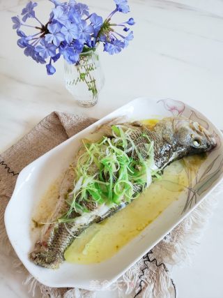 青花椒酱蒸鲈鱼的做法步骤：8