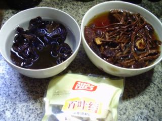 黑木耳茶树菇烧百叶结的做法步骤：1