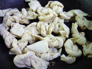 黑木耳茶树菇烧百叶结的做法步骤：3