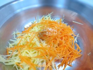 土豆丝鸡蛋饼的做法步骤：2