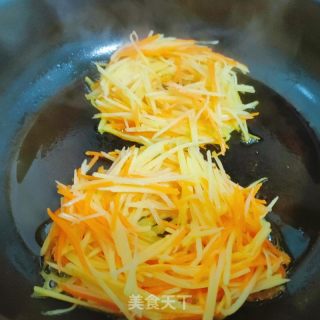 土豆丝鸡蛋饼的做法步骤：3
