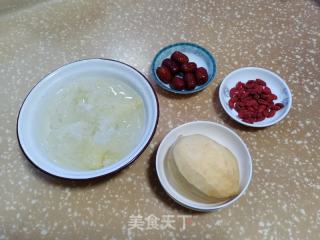 红薯红枣银耳羹的做法步骤：1