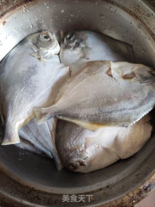 香煎小白鲳的做法步骤：1