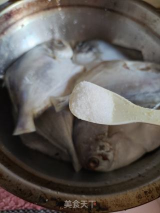 香煎小白鲳的做法步骤：2