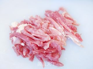 酸菜炒肉丝的做法步骤：2