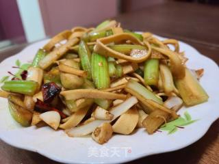 芹菜炒豆腐皮的做法