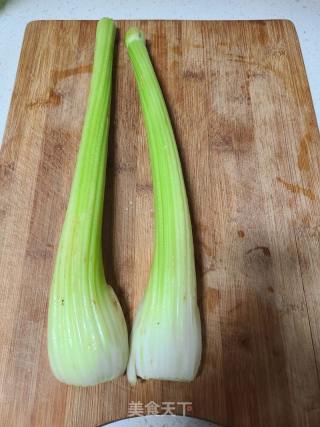芹菜炒豆腐皮的做法步骤：1