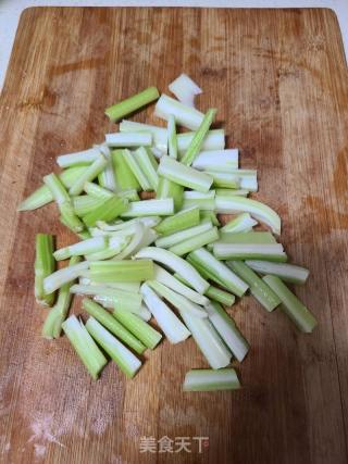芹菜炒豆腐皮的做法步骤：2