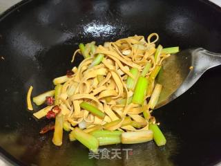 芹菜炒豆腐皮的做法步骤：5
