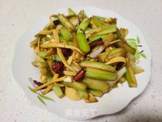 芹菜炒豆腐皮的做法步骤：6