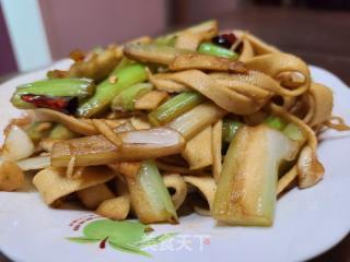 芹菜炒豆腐皮的做法步骤：7