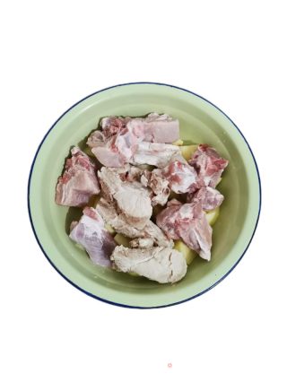 盐焗排骨土豆的做法步骤：1