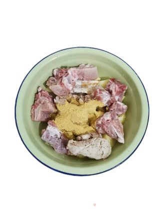 盐焗排骨土豆的做法步骤：2