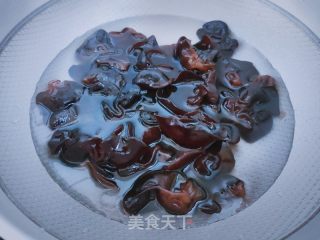 木耳炒白菜的做法步骤：3