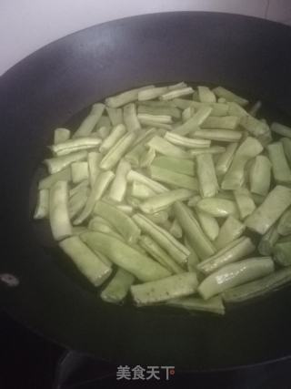 豆角炒肉的做法步骤：1