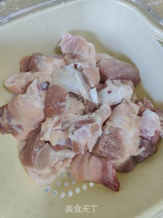 黑豆炖猪脚的做法步骤：1