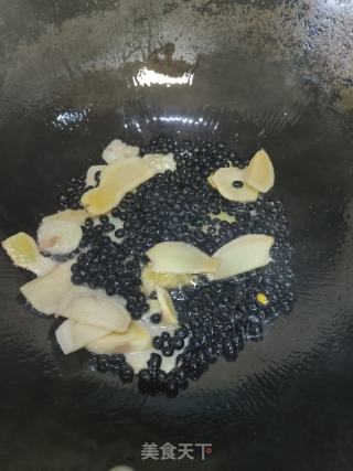 黑豆炖猪脚的做法步骤：6
