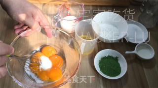 椰香抹茶瑞士卷，手把手教你做蛋糕卷，清新抹茶香与椰香交融。的做法步骤：2