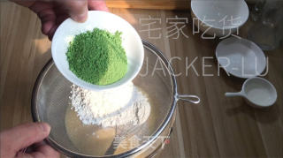椰香抹茶瑞士卷，手把手教你做蛋糕卷，清新抹茶香与椰香交融。的做法步骤：5