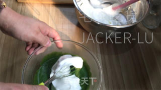 椰香抹茶瑞士卷，手把手教你做蛋糕卷，清新抹茶香与椰香交融。的做法步骤：11
