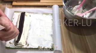椰香抹茶瑞士卷，手把手教你做蛋糕卷，清新抹茶香与椰香交融。的做法步骤：30