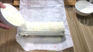 椰香抹茶瑞士卷，手把手教你做蛋糕卷，清新抹茶香与椰香交融。的做法步骤：35