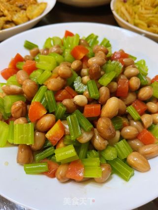 凉拌芹菜花生米的做法