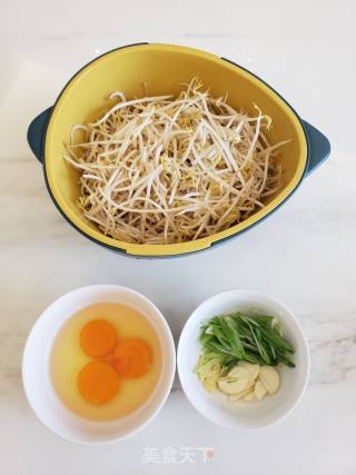 脆爽入味豆芽炒鸡蛋的做法步骤：1