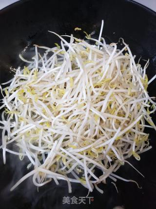 脆爽入味豆芽炒鸡蛋的做法步骤：5