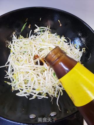 脆爽入味豆芽炒鸡蛋的做法步骤：6