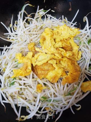 脆爽入味豆芽炒鸡蛋的做法步骤：7