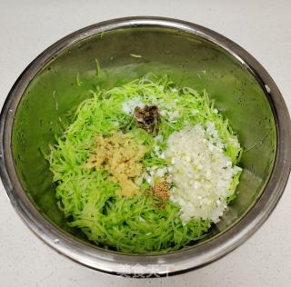自制冰花煎饺的做法步骤：1