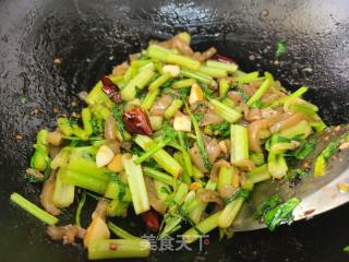 芹菜炒猪皮的做法步骤：6