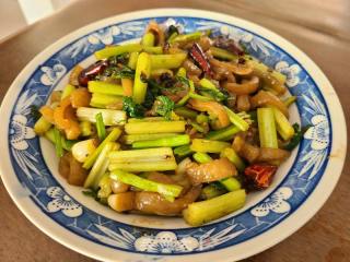 芹菜炒猪皮的做法步骤：7
