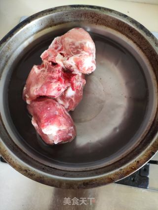 菱角胡萝卜排骨汤的做法步骤：1