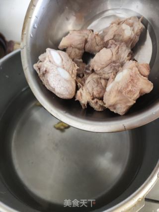 菱角胡萝卜排骨汤的做法步骤：4