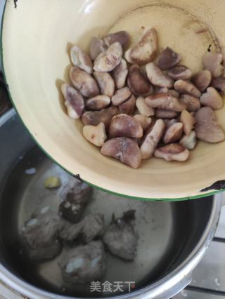 菱角胡萝卜排骨汤的做法步骤：5