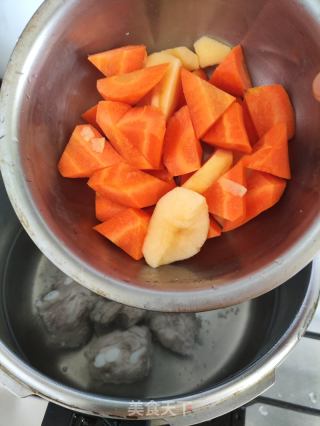 菱角胡萝卜排骨汤的做法步骤：6