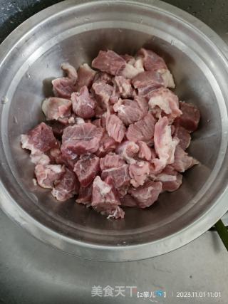 胡萝卜烧牛肉的做法步骤：1