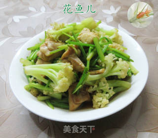 芹菜鸡腿肉丁炒花菜的做法