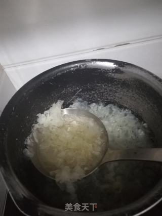 银耳枸杞汤的做法步骤：2