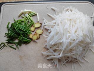 鸡蛋萝卜丝蛤蜊汤的做法步骤：2