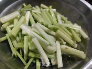 芹菜炒猪肝的做法步骤：3