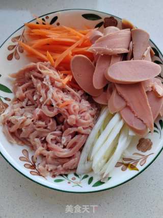 肉丝鸡蛋炒面的做法步骤：1