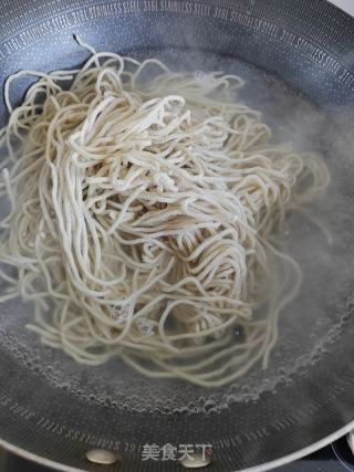 肉丝鸡蛋炒面的做法步骤：2