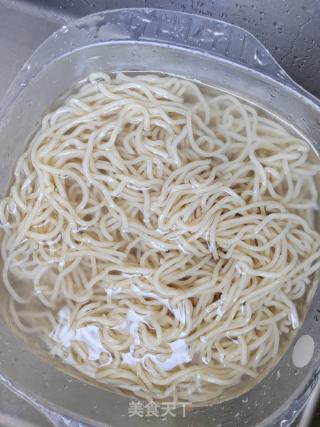 肉丝鸡蛋炒面的做法步骤：3
